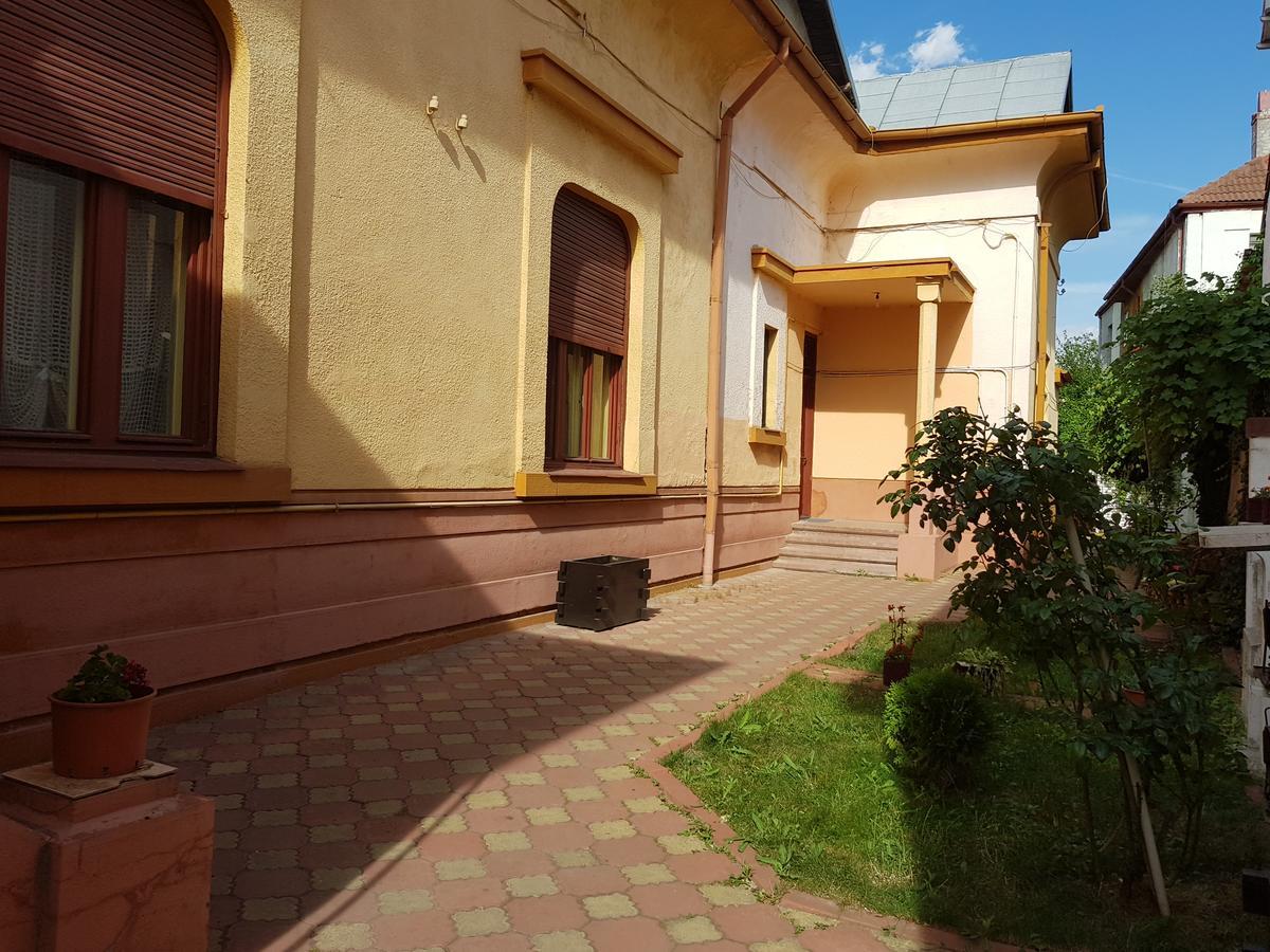 Casa Boiereasca Hostel Craiova Ngoại thất bức ảnh