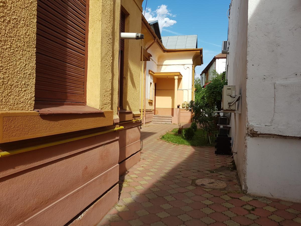 Casa Boiereasca Hostel Craiova Ngoại thất bức ảnh