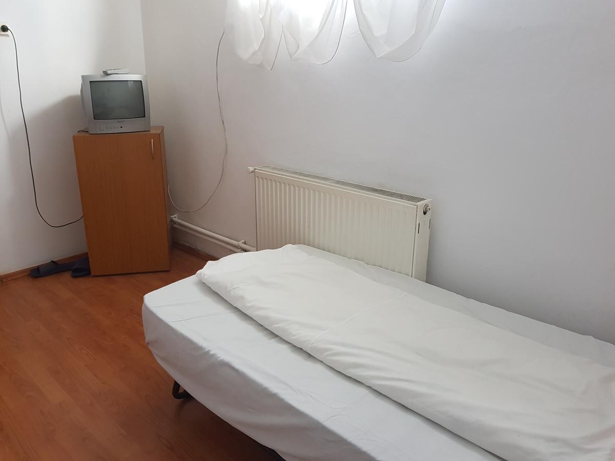 Casa Boiereasca Hostel Craiova Ngoại thất bức ảnh