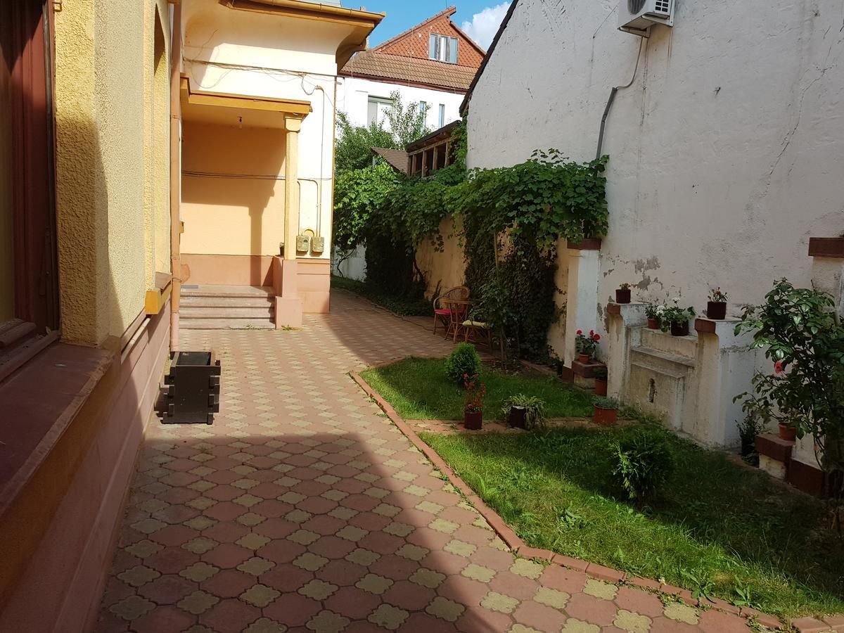 Casa Boiereasca Hostel Craiova Ngoại thất bức ảnh