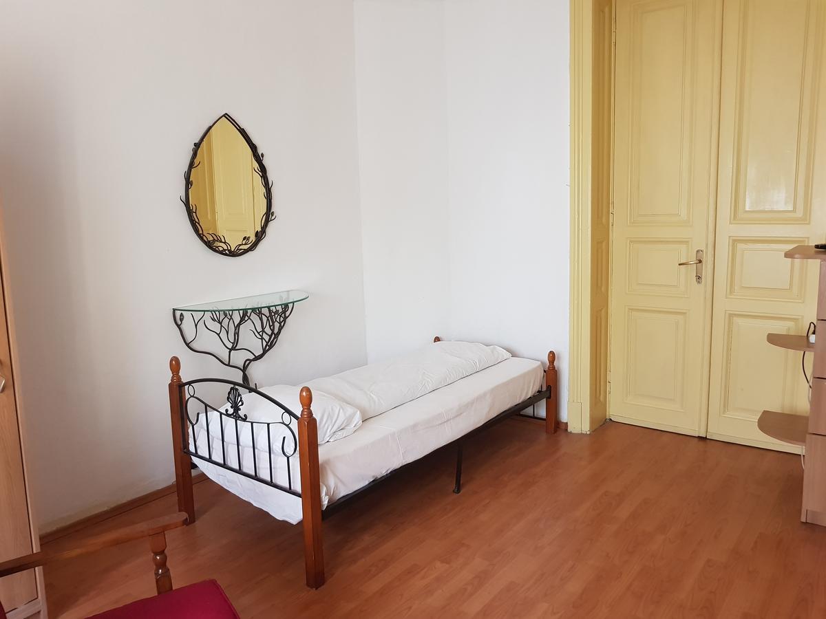 Casa Boiereasca Hostel Craiova Ngoại thất bức ảnh