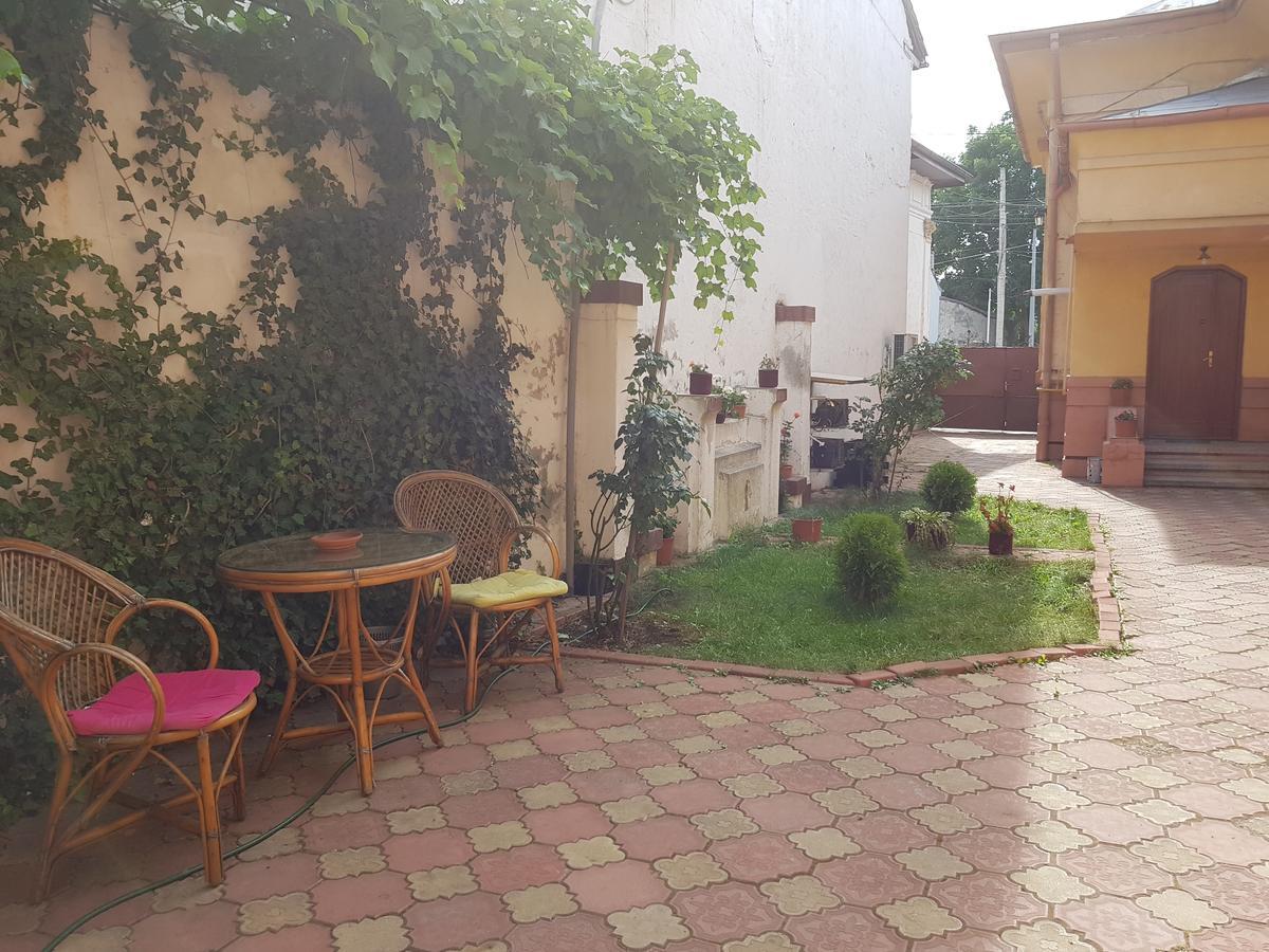 Casa Boiereasca Hostel Craiova Ngoại thất bức ảnh