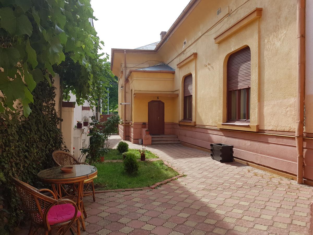 Casa Boiereasca Hostel Craiova Ngoại thất bức ảnh