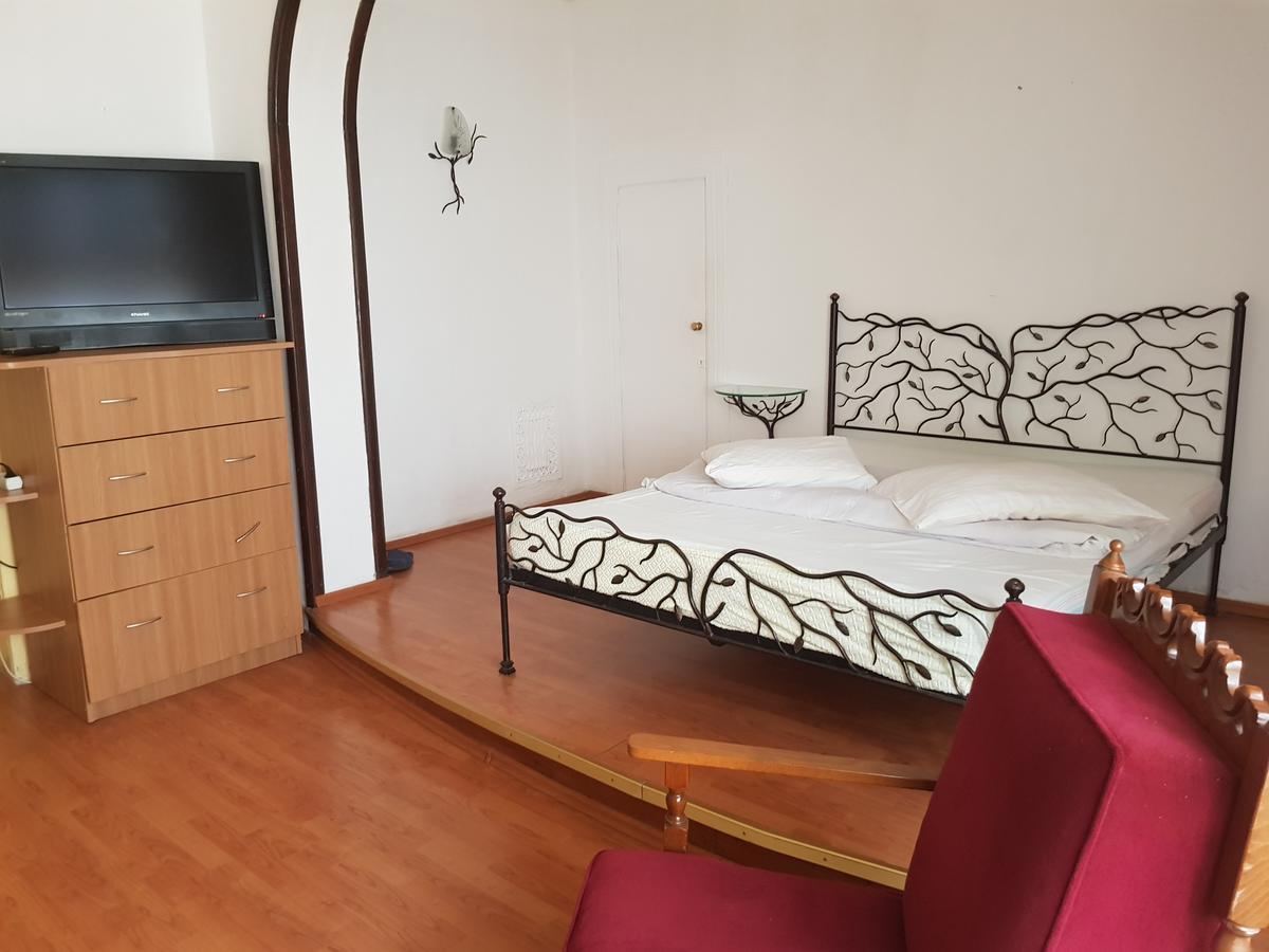 Casa Boiereasca Hostel Craiova Ngoại thất bức ảnh