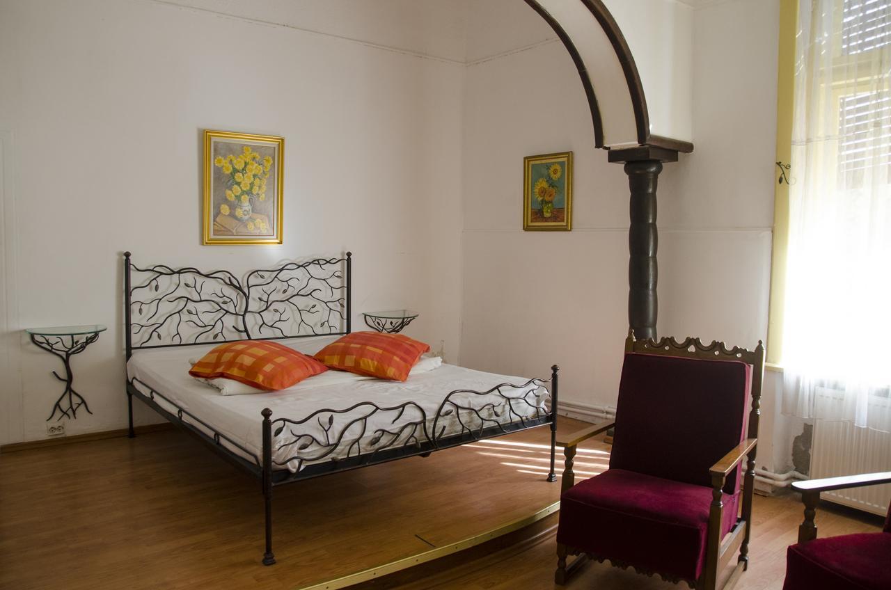 Casa Boiereasca Hostel Craiova Ngoại thất bức ảnh